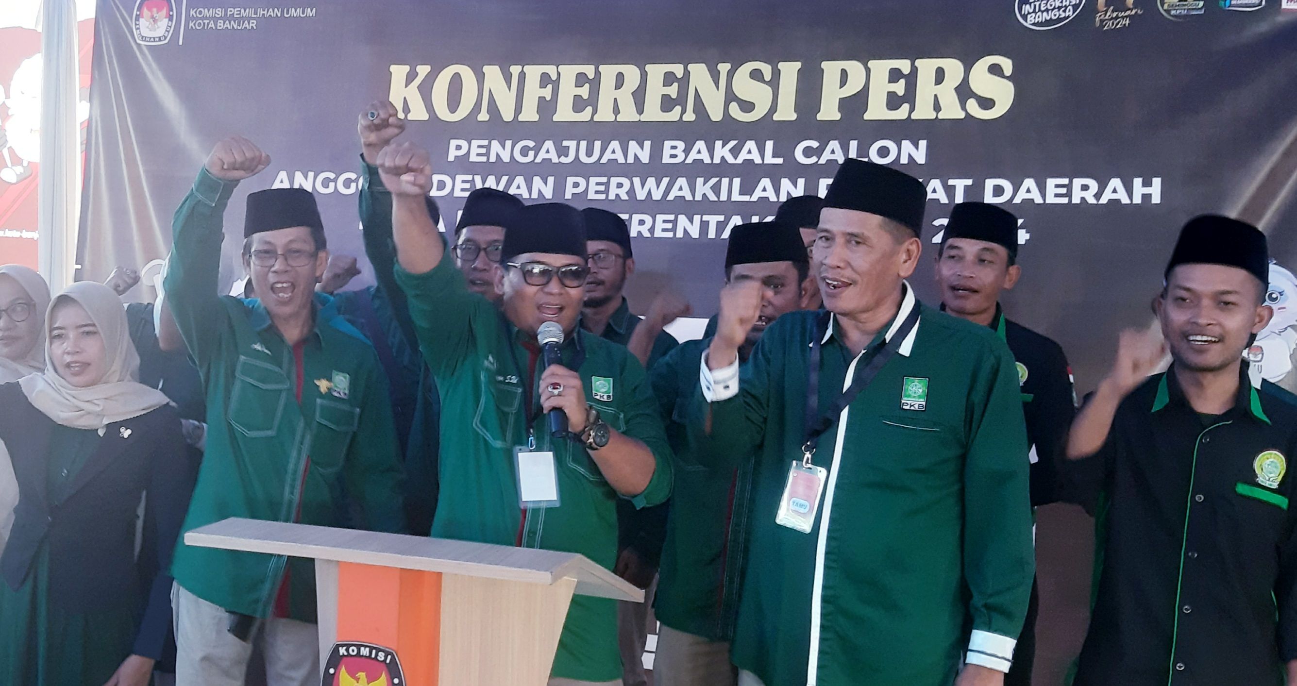 Ketua DPC PKB Kota Banjar, Gun Gun Gunawan (foto tengah, pegang mikropon).