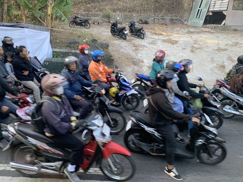 Para pemotor yang menunggu pembukaan jalur ke arah Jogja pada penutupan jalan Jogja-Wonosari Minggu, 3 September 2023