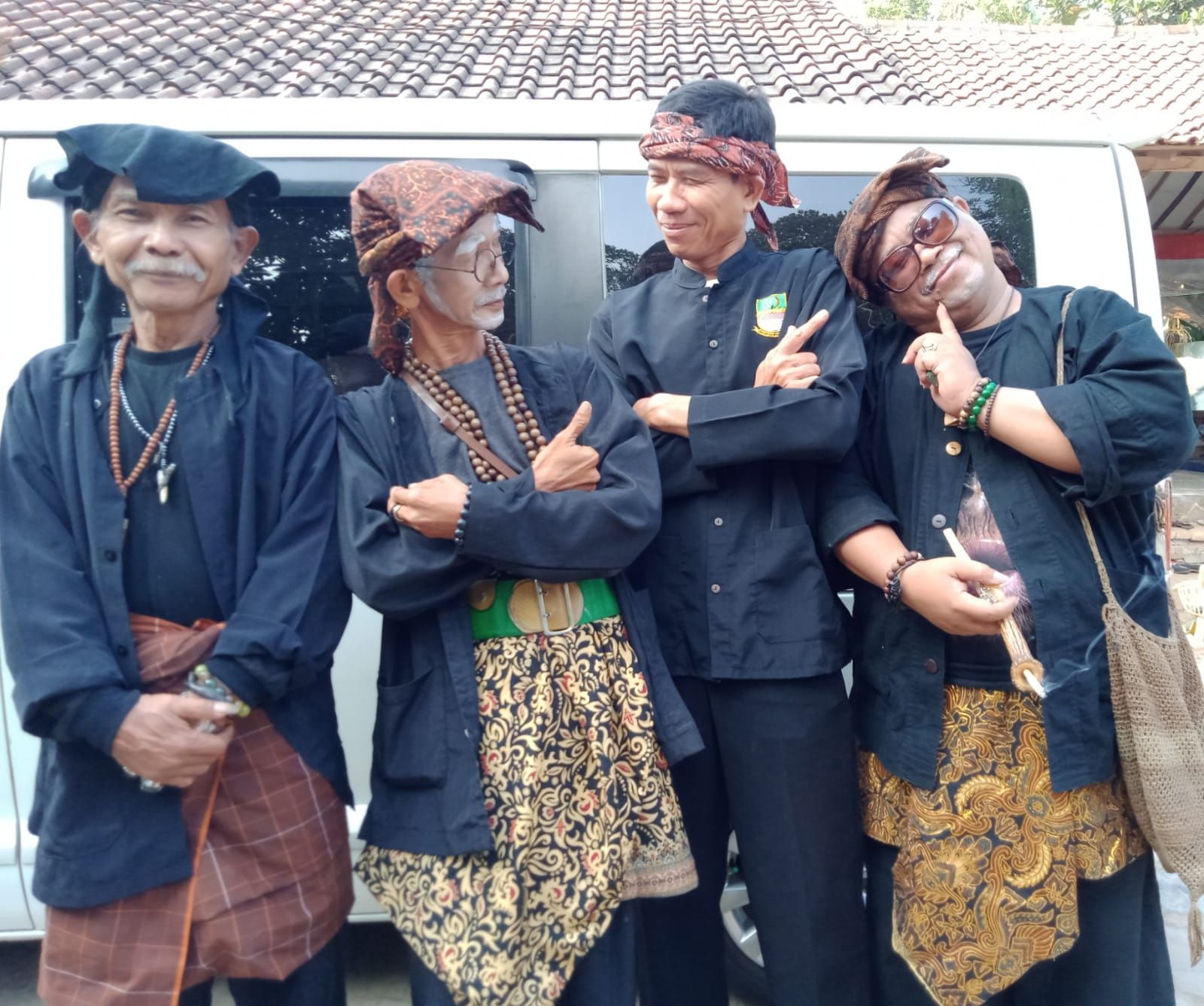 Subiatna (ketiga dari kiri) bersama rekan-rekannya sesama seniman Sunda di Kabupaten Bekasi.*/kabar-priangan.com/Adinda Galih Ariatna