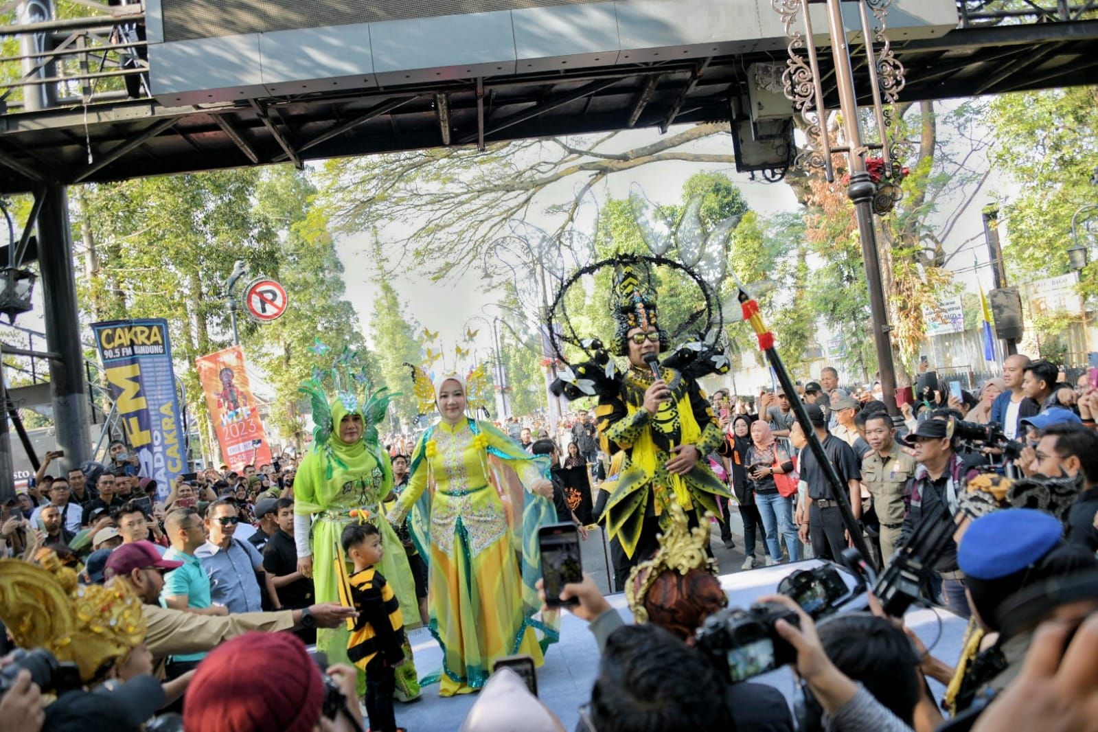 Ridwan Kamil berpidato sambil mengenakan kostum lebah di acara Karnaval Pekan Kebudayaan Daerah.