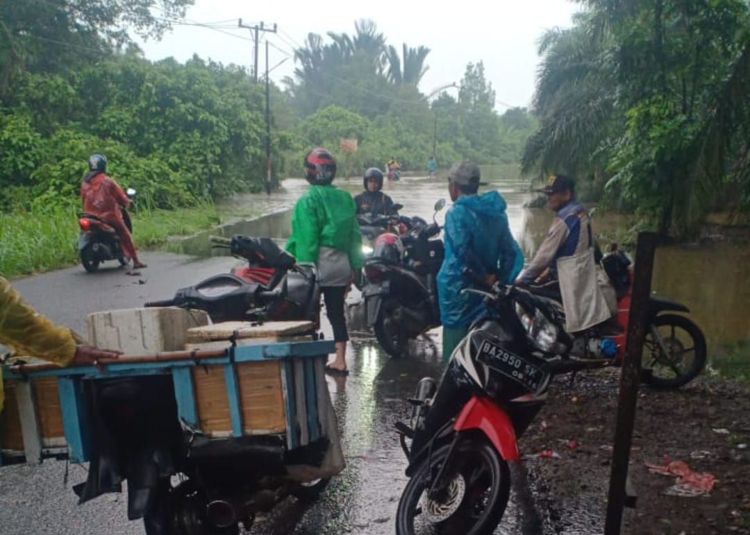 Banjir Genangi Jalan di Sungai Beremas, Kendaraan Tidak Bisa Melintas