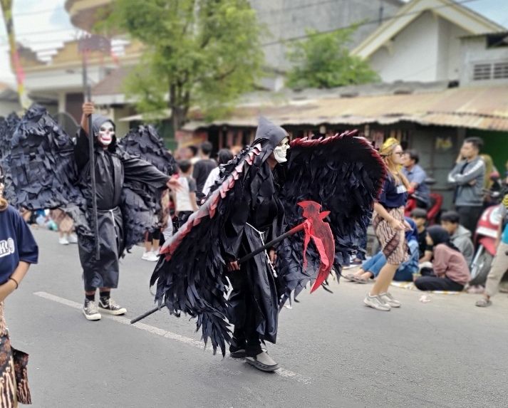 Tarian maut malaikat kematian karnaval kirab budaya