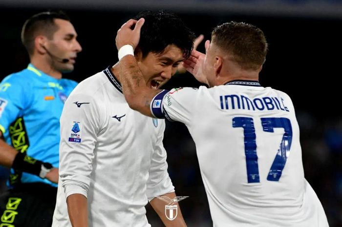 Kapten Ciro Immobile merayakan gol Daichi Kamada ke gawang Napoli
