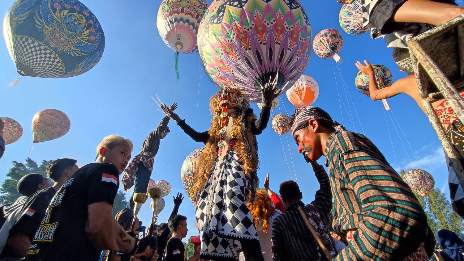 Suasana Festival Balon Udara Tradisional, tradisi yang telah lama diselenggarakan di Wonosobo