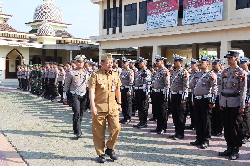 Wabup Grobogan Bambang Pujiyanto memeriksa pasukan saat apel Operasi Zebra Candi 2023 di halaman Polres Grobogan.