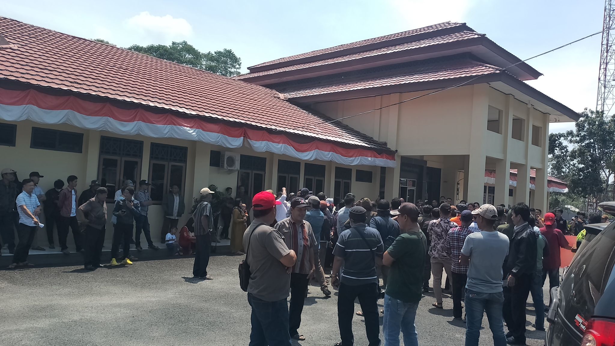 Ratusan Petani Penggarap Lahan KCMU Geruduk PN Liwa Lampung Barat di Hari Sidang Praperadilan Digelar, Selasa (5/9/23).