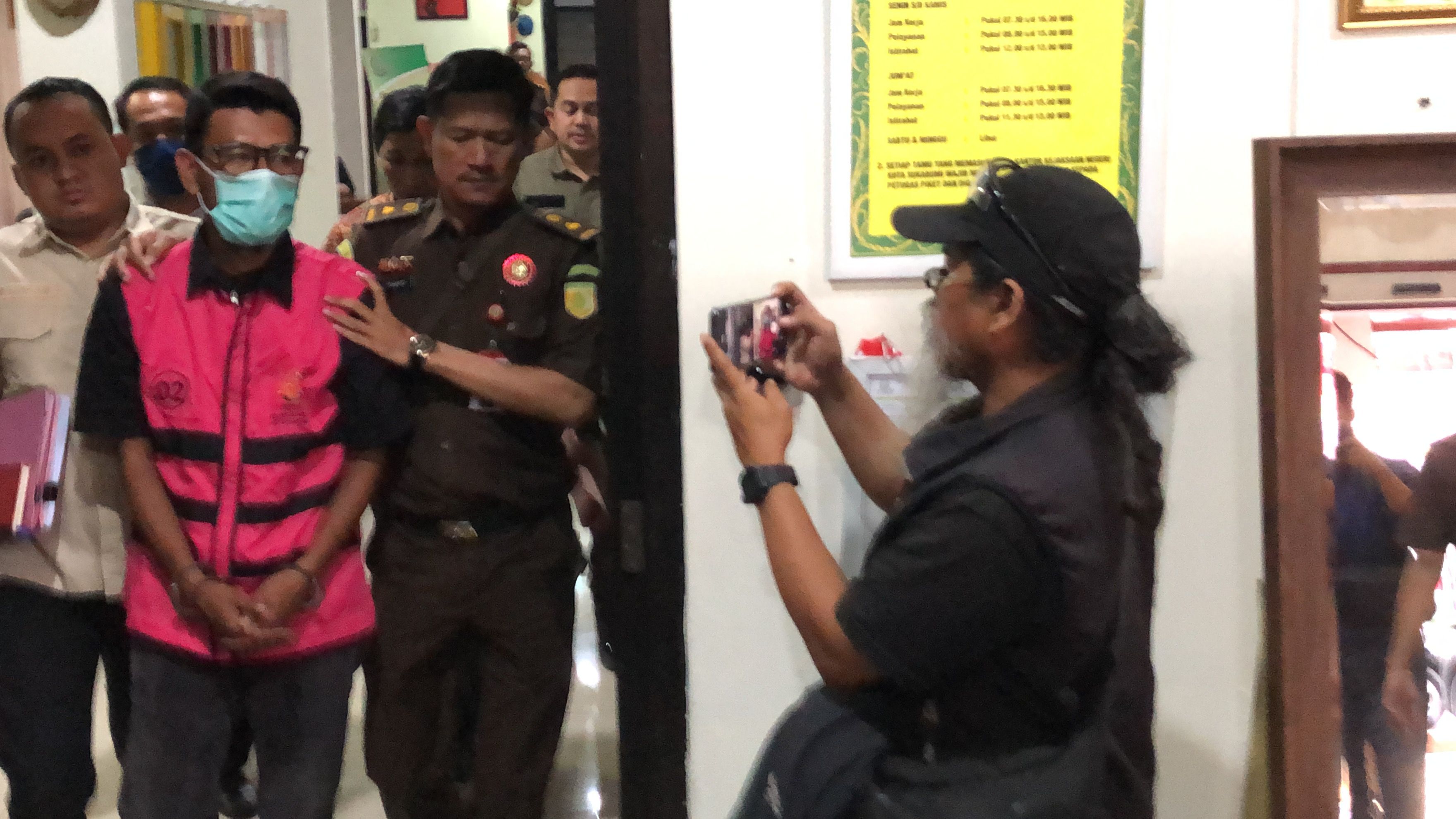DS dan KH, dua eks honorer Dinas Pendidikan Kota Sukabumi ditahan Kejari Kota Sukabumi, Senin (4/9/2023). Keduanya ditetapkan tersangka dalam kasus dugaan penggelapan bantuan Program Indonesia Pintar (PIP) tahun anggaran 2019-2021.