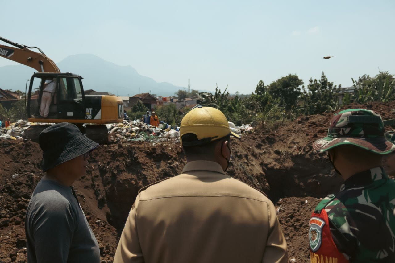 Plh Wali Kota Bandung Ema Sumarna meninjau langsung kegiatan pemilihan massal dan pengerukan lubang sampah organik