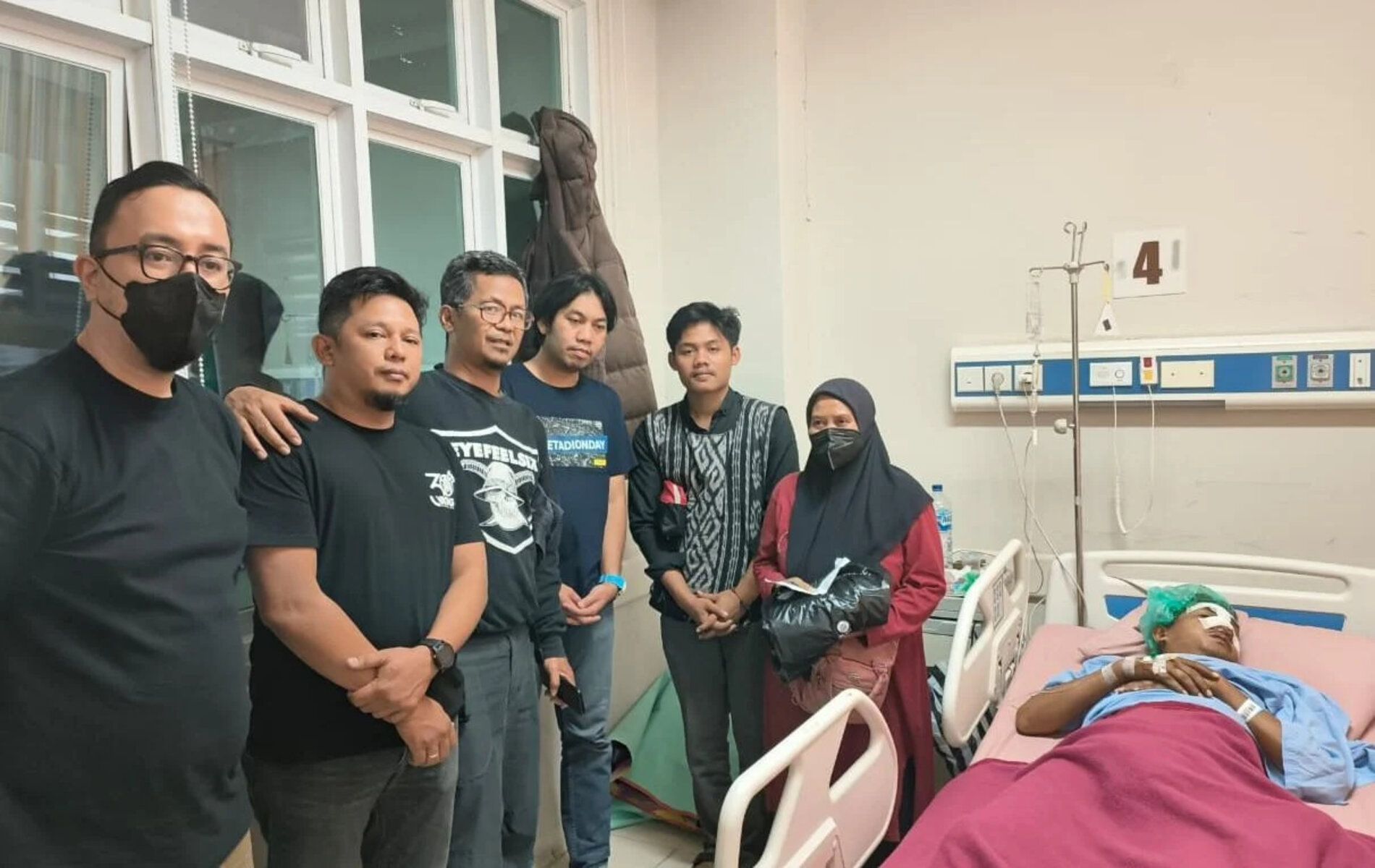 Perwakilan PT PERSIB Bandung Bermartabat menjenguk anggota Viking PERSIB Club (VPC) dan memberikan donasi untuk meringankan biaya pengobatan korban kekerasan supporter di Bogor, Jawa Barat.