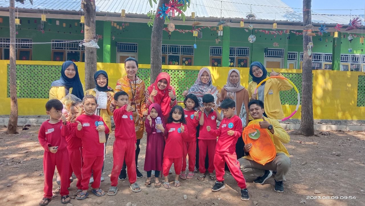 Para murid sekolah alam Jungle School Kota Semarang usai melakukan permainan bersama dosen dan mahasiswa Program Studi Gizi, Fakultas Kedokteran UNNES Semarang.