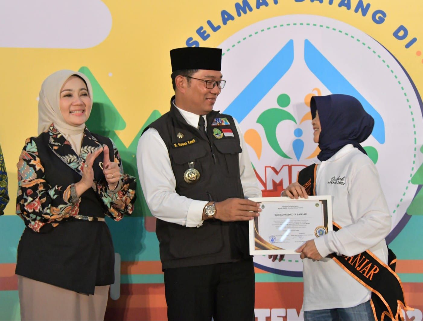 Gubernur Jabar, Ridwan Kamil menyerahkan penghargaan APK Tertinggi Jabar  kepada Wali Kota Banjar, Hj.Ade Uu Sukaesih.