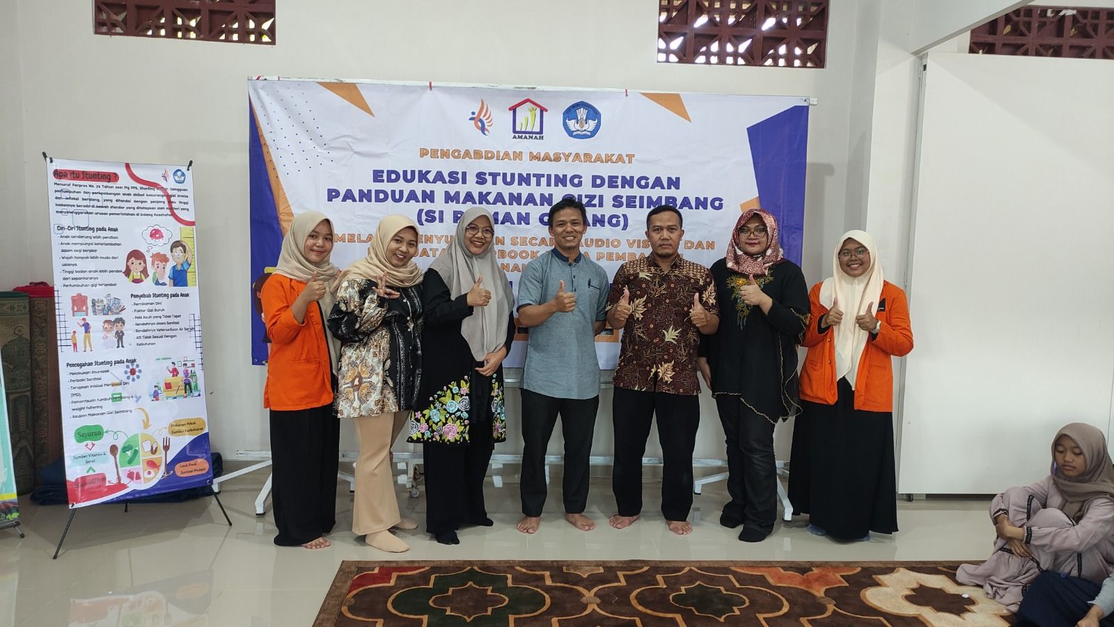 Tim PKM Universitas BTH Tasikmalaya berfoto bersama setelah melaksanakan kegiatan edukasi stunting melalui Si Paman Gibang (Panduan Makanan Gizi Seimbang) di LKSA Amanah Kota Tasikmalaya, Sabtu, 2 September 2023.