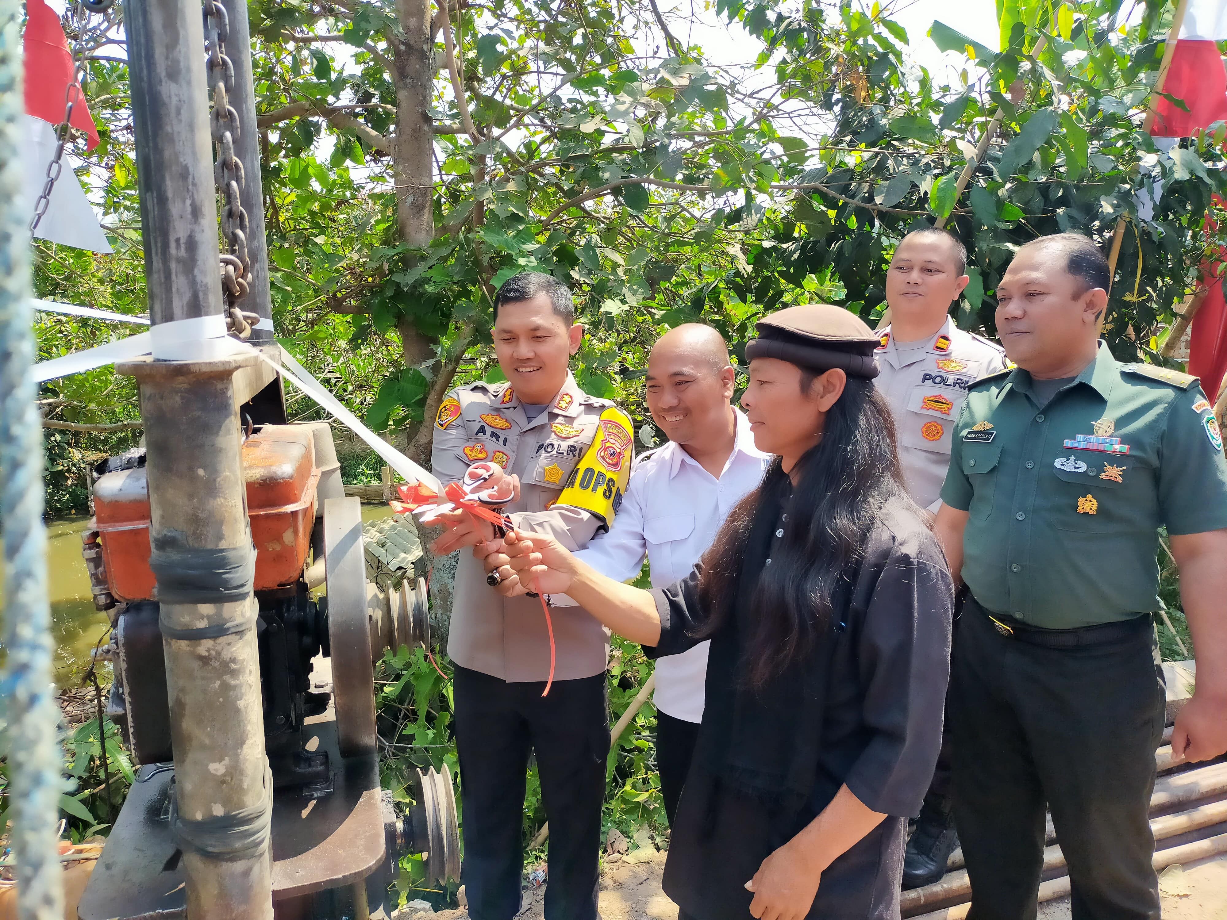 Kapolres Sukabumi Kota AKBP Ari Setyawan Wibowo meresmikan penggalian sumur bor di wilayah yang mengalami krisis air bersih, Rabu 6 September 2023.