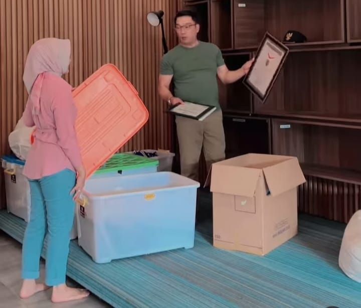 Ridwan Kamil bersama istrinya, Atalia Prarartya, beberes memasukkan barang pribadinya di rumah dinas Gedung Pakuan, Selasa 5 September 2023.*/Instagram/@ridwankamil