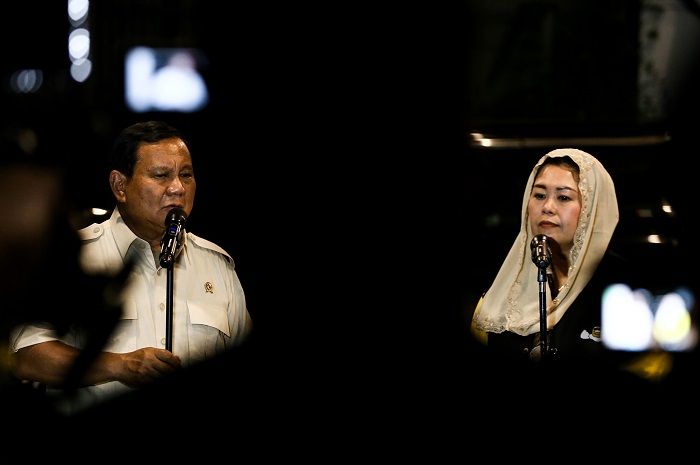 Ketua Umum Partai Gerindra Prabowo Subianto (kiri) bersama Putri Presiden ke-4 RI Abdurrahman Wahid atau Gus Dur, Yenny Wahid (kanan) menjawab pertanyaan wartawan usai pertemuan di Kediaman Prabowo Subianto, Jakarta, Rabu (6/9/2023). Pertemuan tersebut merupakan agenda silahturahmi dan pembahasan situasi politik saat ini. ANTARA FOTO/Asprilla Dwi Adha/YU