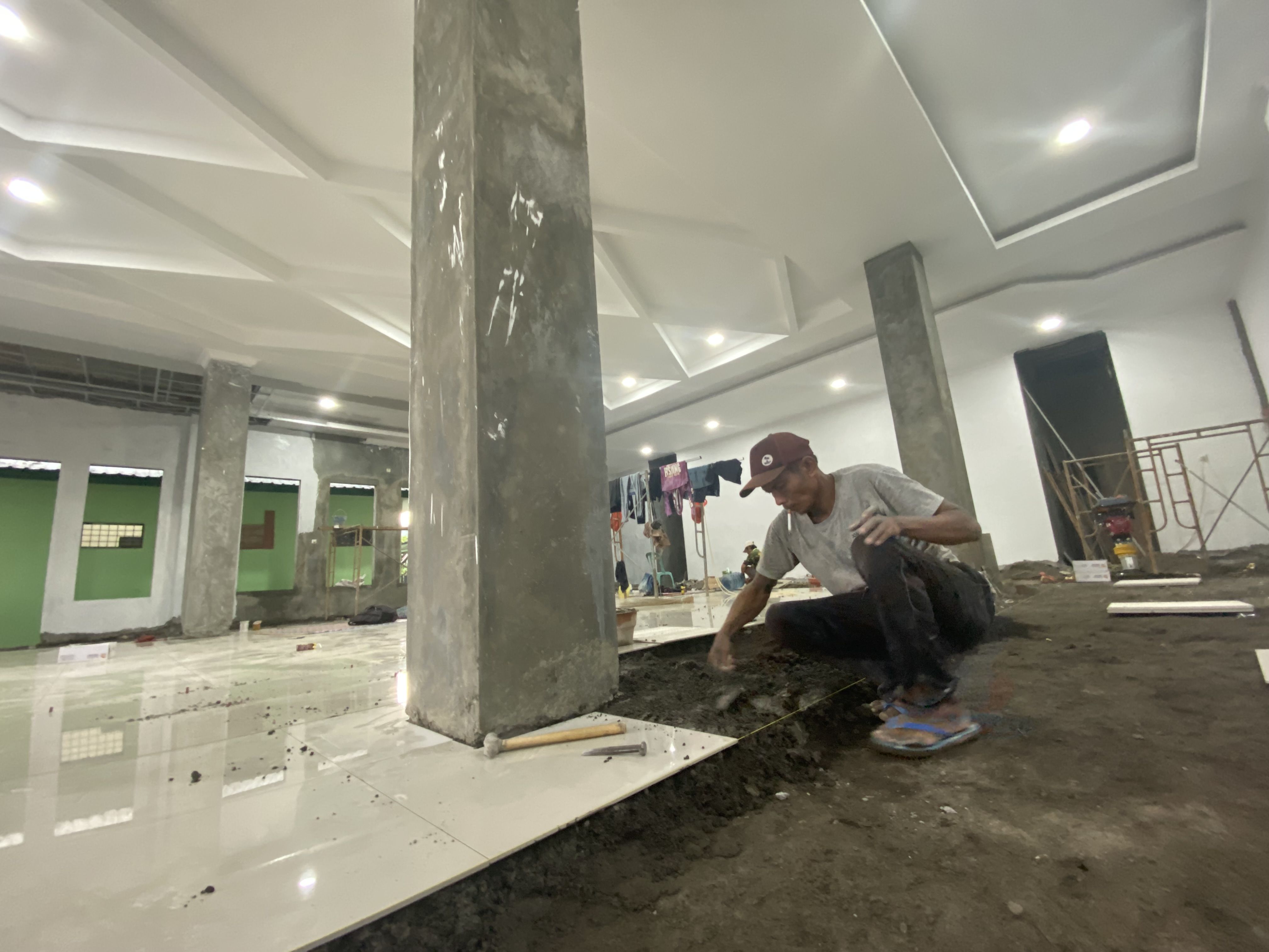 Pemasangan keramik di pembangunan gedung aula korem 152 babullah Ternate 2 lantai 
