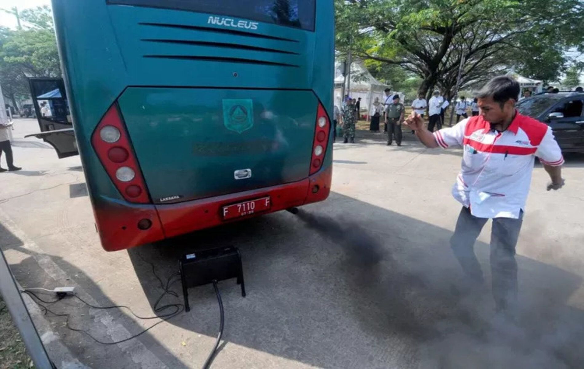 Kendaraan operasional Pemkab Bogor saat menjalani uji emisi di Stadion Pakansari, Cibinong, Kabupaten Bogor.