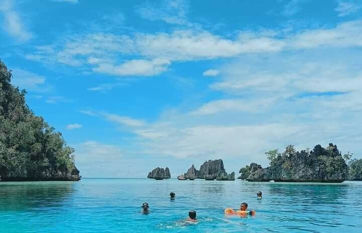 Berenang di ombak tenang pantai berpasir putih menjadi salah satu aktifitas paling menyenangkan saat mengunjungi Pulau Pigago Air Bangis, Pasaman Barat, Sumatera Barat