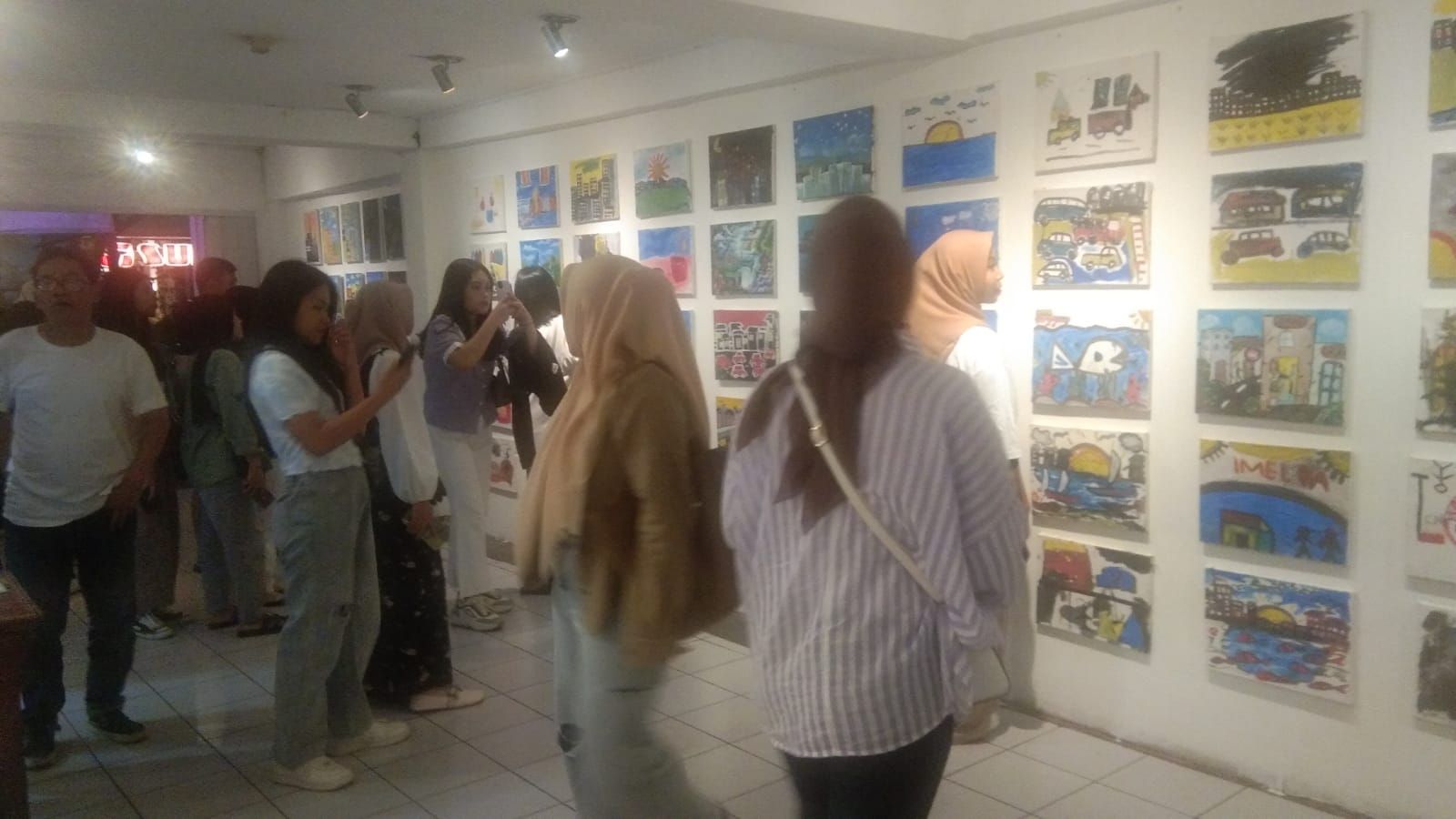 Suasana di tempat lumangsungna “Pameran Seni Rupa Anak dan Difabel”, di Rumah Seni Ropih, Jalan Braga, Kota Bandung, sabada dibukana pameran, 2 Séptémber 2023.*