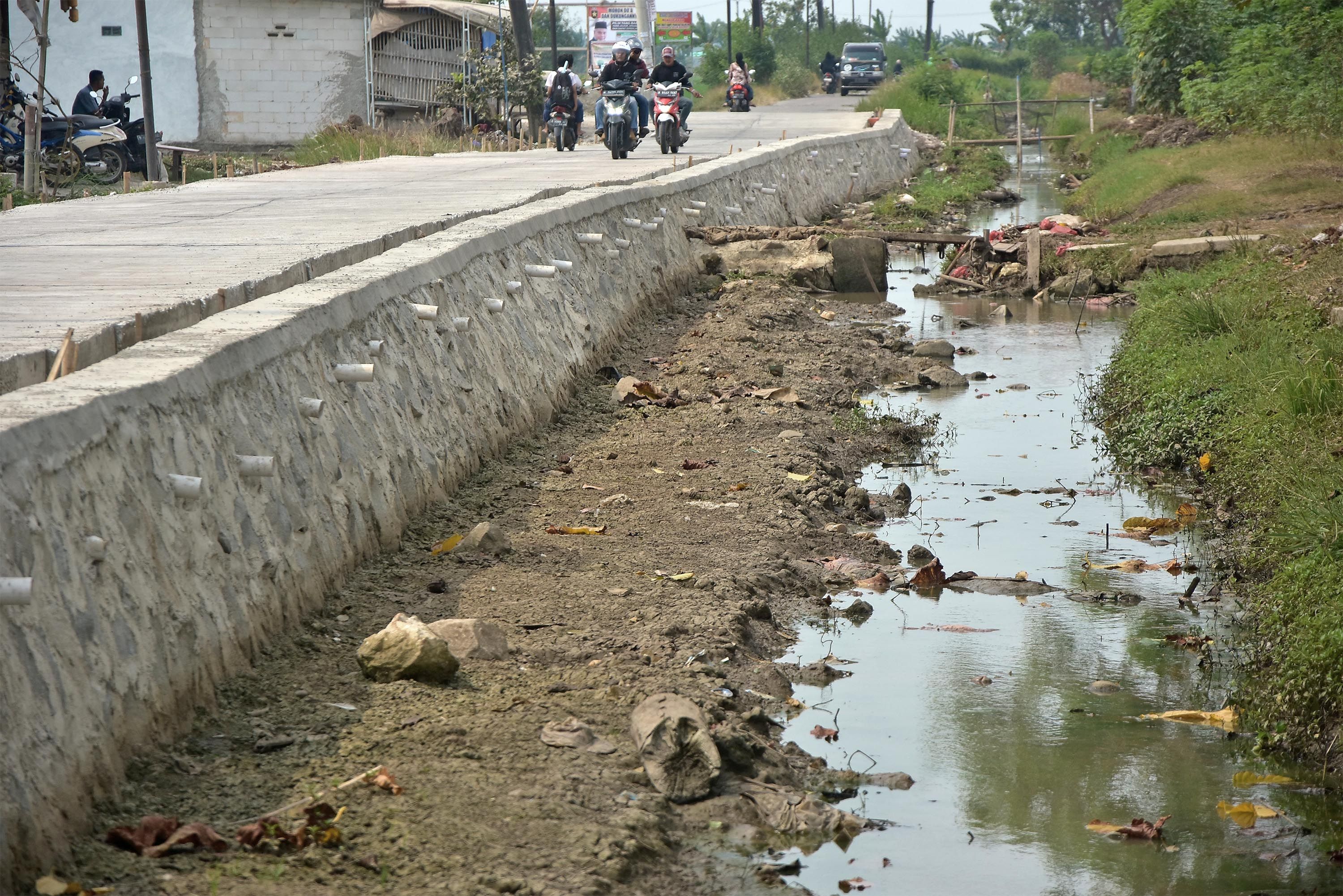 Aliran air makin menyusut di salah satu saluran irigasi di Desa Srijaya Kecamatan Tambun Utara Kabupaten Bekasi. Badan Penanggulangan Bencana Daerah Kabupaten Bekasi mencatat 78.293 warga menjadi korban terdampak kekeringan.