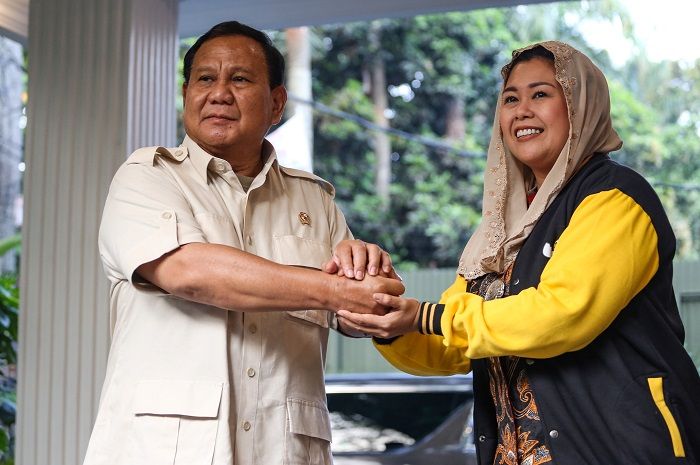 Ketua Umum Partai Gerindra Prabowo Subianto (kiri) berjabat tangan dengan Putri Presiden ke-4 RI Abdurrahman Wahid atau Gus Dur, Yenny Wahid (kanan) saat pertemuan di Kediaman Prabowo Subianto, Jakarta, Rabu (6/9/2023). Pertemuan tersebut merupakan agenda silahturahmi dan pembahasan situasi politik saat ini. ANTARA FOTO/Asprilla Dwi Adha/YU