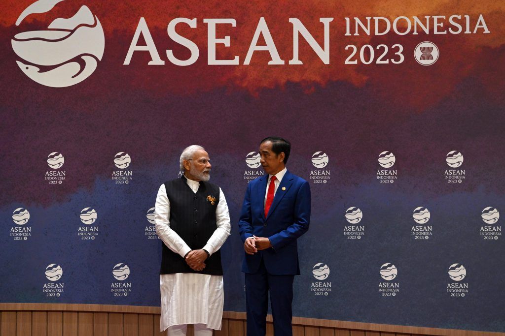 Presiden Jokowi (kanan), dan PM India Narendra Modi, berbincang di sela-sela foto bersama KTT ke-20 ASEAN-India di Jakarta, Kamis 7 September 2023.