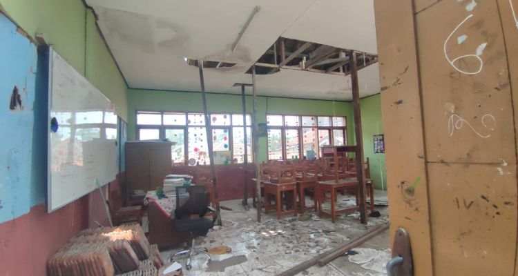 Atas ruangan kelas yang roboh di SDN 042 Gambir, Kecamatan Batununggal, Kota Bandung pada Kamis, 7 September 2023. 