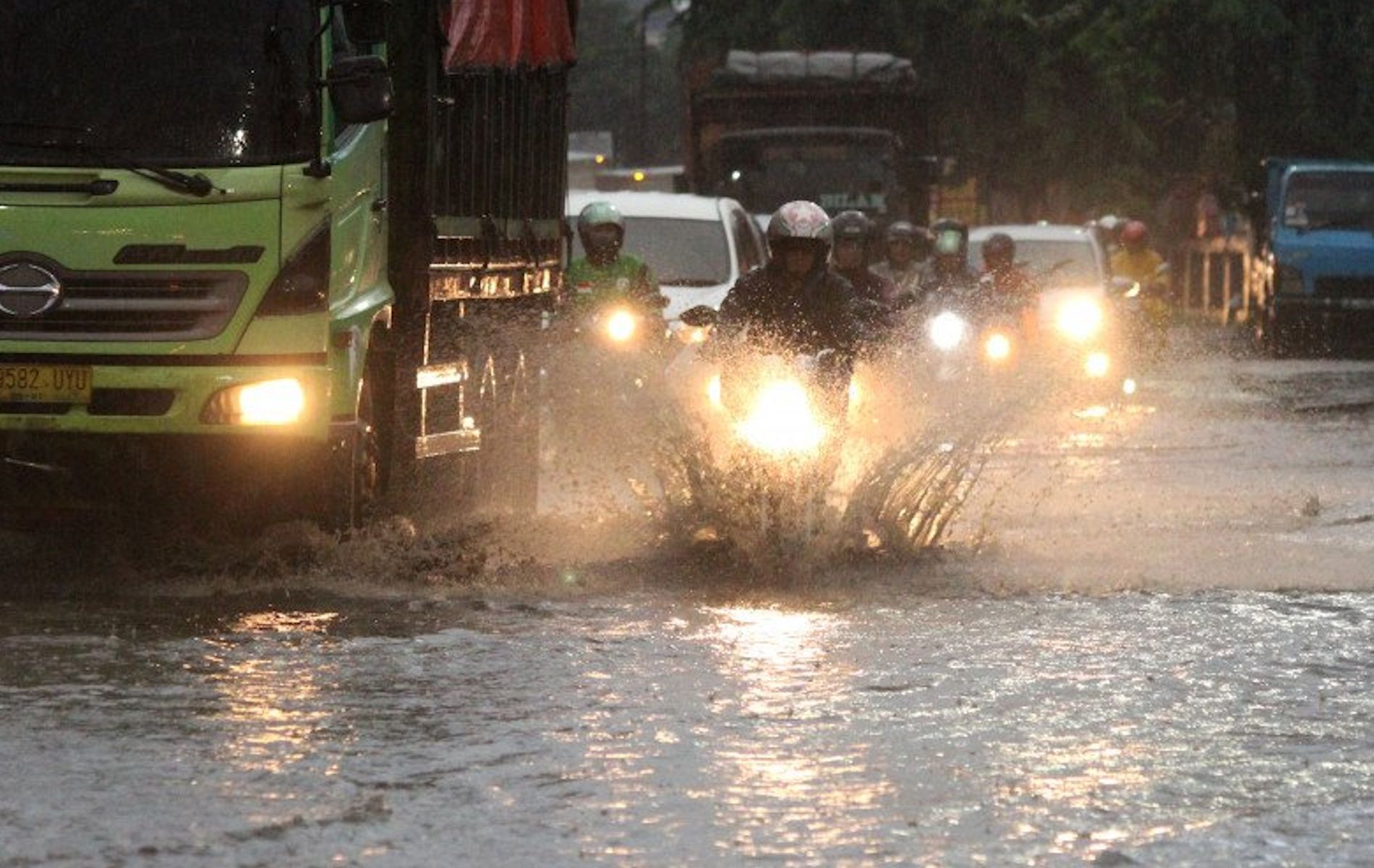 Sejumlah pengendara berusaha menerobos genangan air saat banjir melanda kawasan Jalan Raya Narogong.