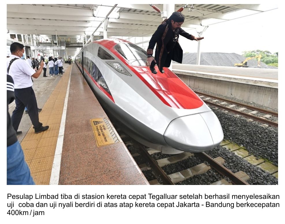 Pesulap Limbad tiba di Stasiun Kereta Cepat Tegalluar setelah berhasil menyelesaikan uji coba dan uji nyali berdiri di atas atap Kereta Cepat Jakarta-Bandung berkecepatan 400 km per jam. 