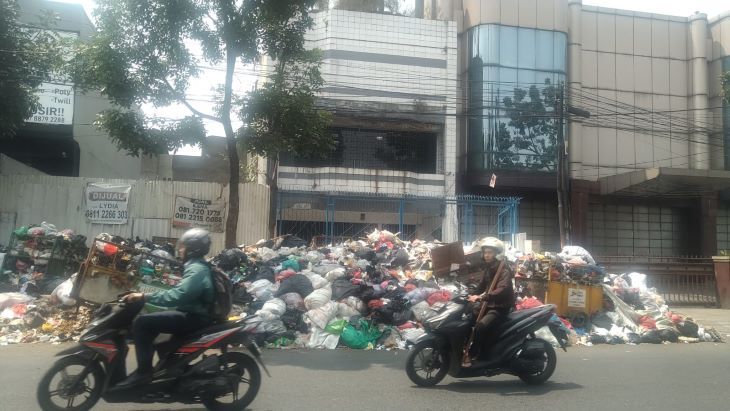 Meski sudah diangkut petugas sampah di Jalan Kopo atau Kyai Wahid Hasyim terus menumpuk akibat ulah warga sambil lewat membuang sampah.