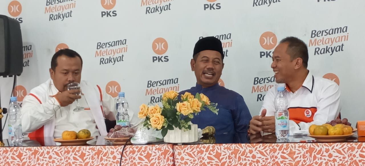Dede Sudrajat tersenyum saat berbincang dengan Ketua DPD PKS Yadi Mulyadi dan Sekretaris DPD PKS Agus Sugiarto. *