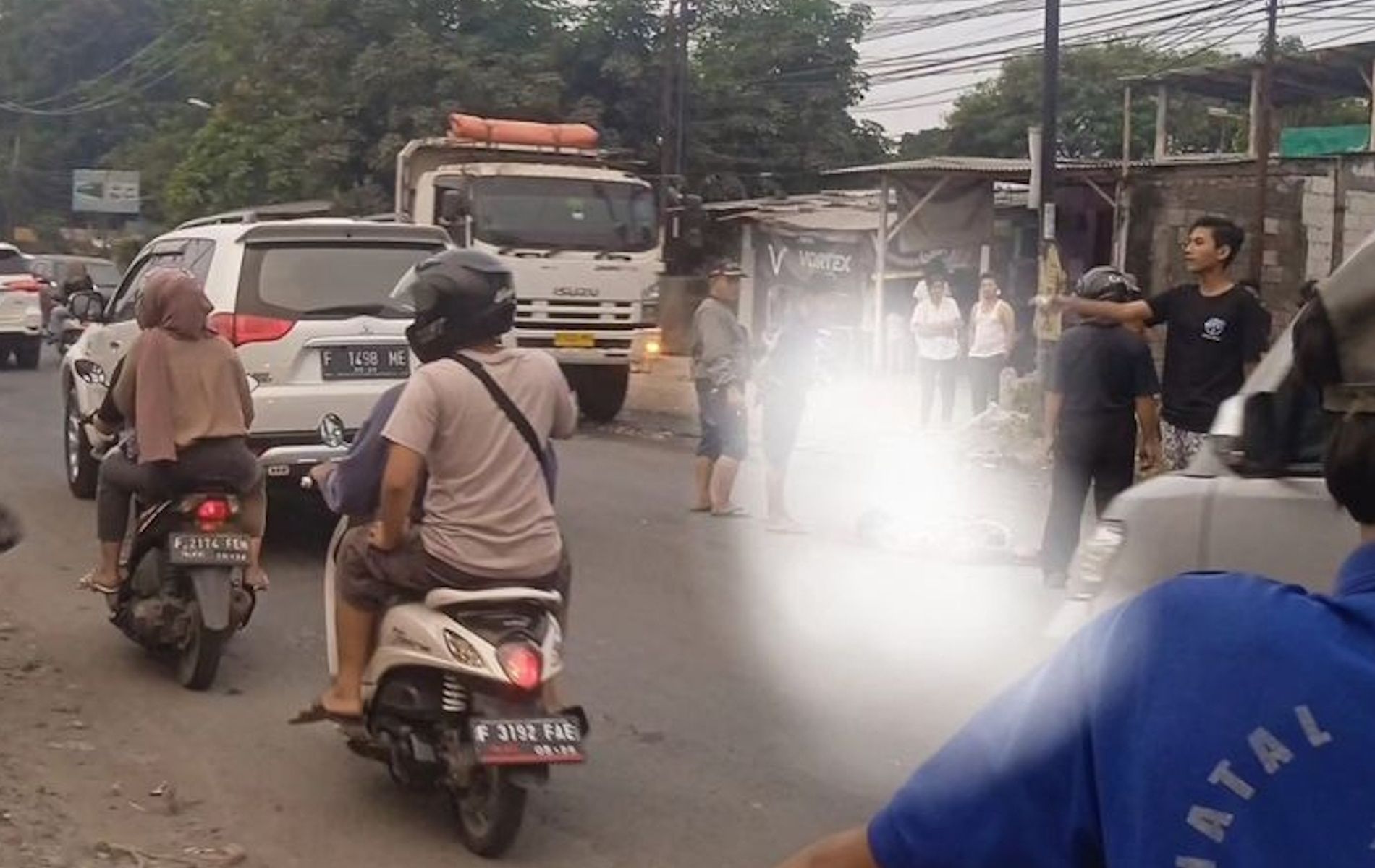 Kondisi warga berhamburan jalan usai kecelakaan terjadi di Jalan Raya Narogong.