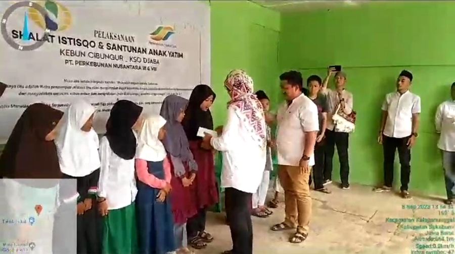 Manajer PTPN VIII Kebun Cibungur Sawit, Sukabumi,Lena Lesmana (baju putih) memberikan santunan bagi anak yatim piatu, Jumat, 8 September 2023.