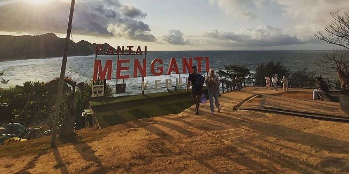 Pantai Menganti, surga tersembunyi di Kebumen, favorit pemburu foto Instagramable. (Foto: Instagram/@mengantikebumen/@bukitcampmenganti)