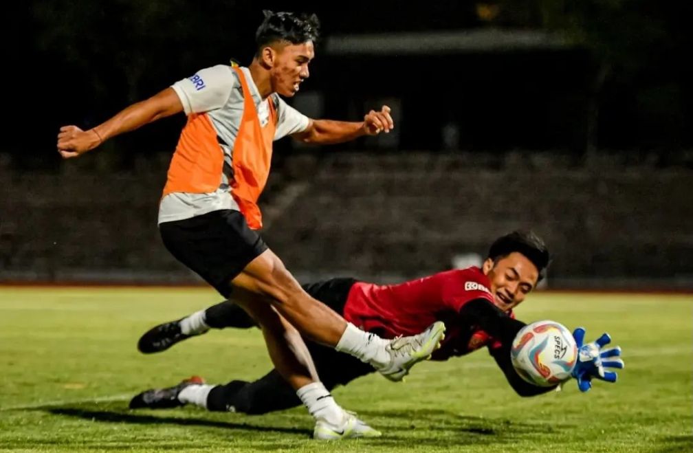 Pemain Timnas Indonesia U23, Arkhan dan Ernando saat menjalani sesi latihan untuk persiapan Kualifikasi Piala Asia U23 2024.