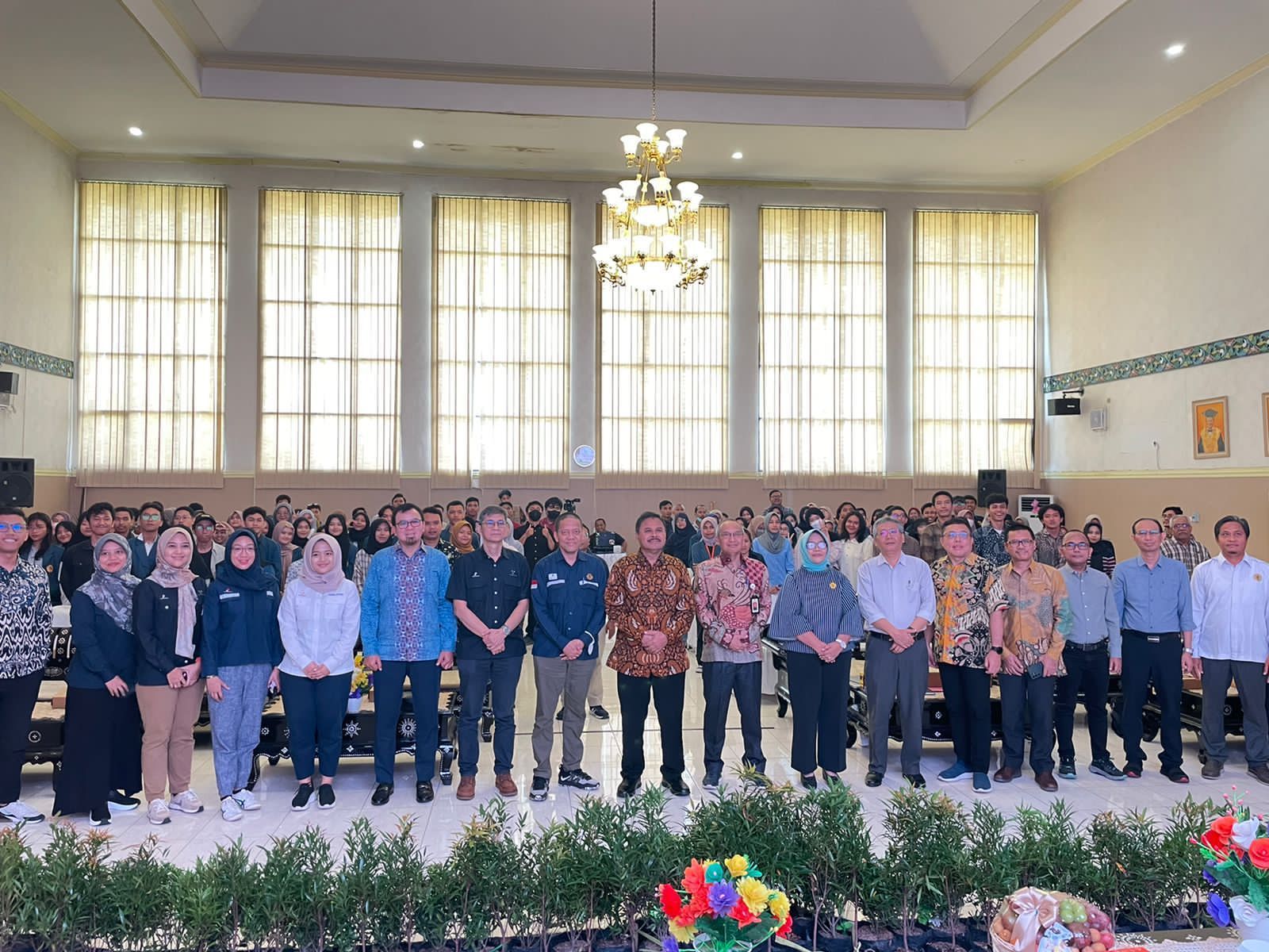 Jajaran SKK Migas dan Universitas Mataram sebelum pelaksanaan kuliah umum.