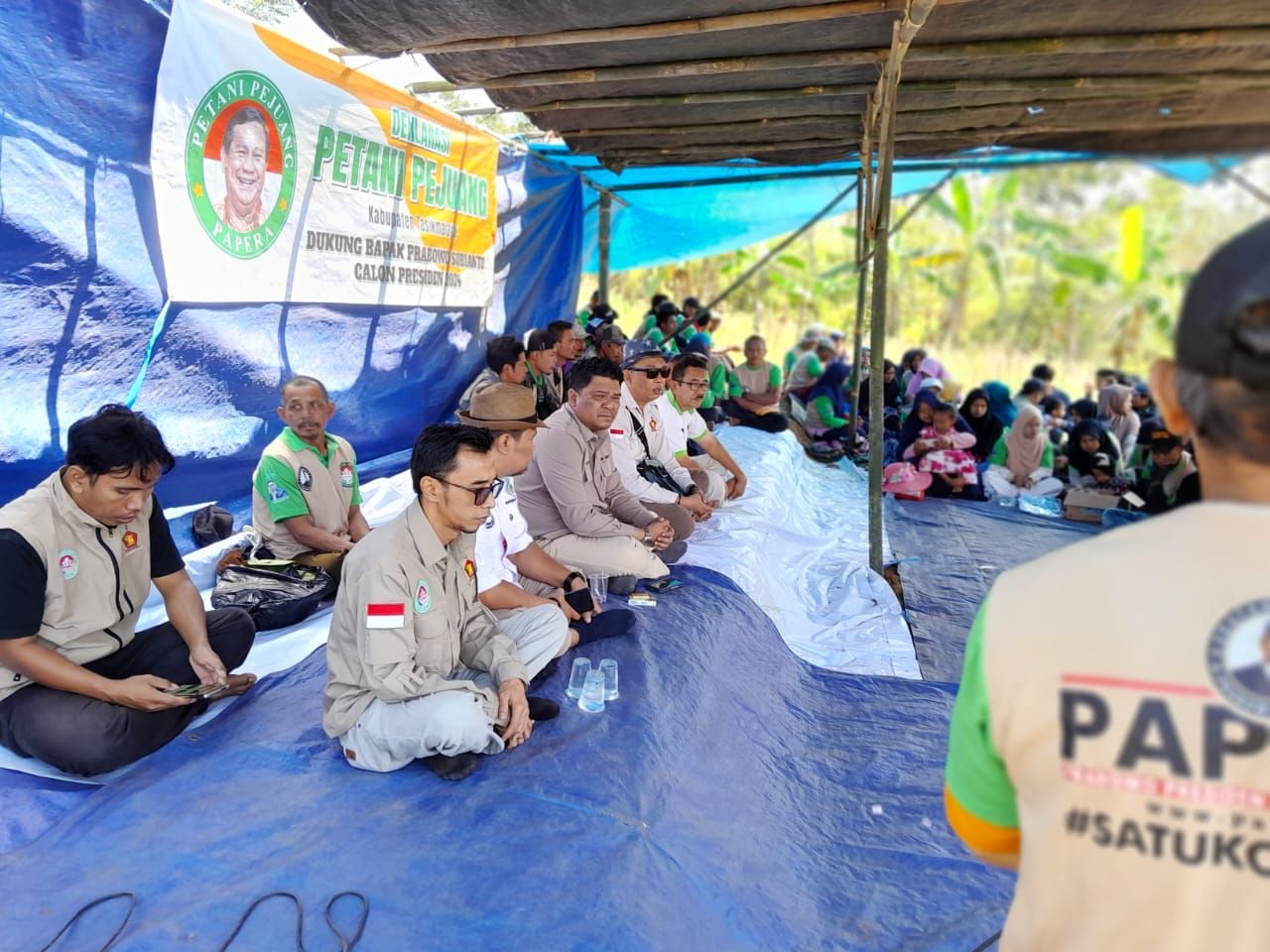 Dukungan 50 kelompok petani dari 10 desa di Kecamatan Bojonggambir, Kabupaten Tasikmalaya, Jawa Barat, yang tergabung dalam Petani Pejuang Rakyat (Papera) untuk Prabowo Subianto sebagai calon presiden pada Pemilihan Presiden (Pilpres) 2024.*/kabar-priangan.com/Istimewa