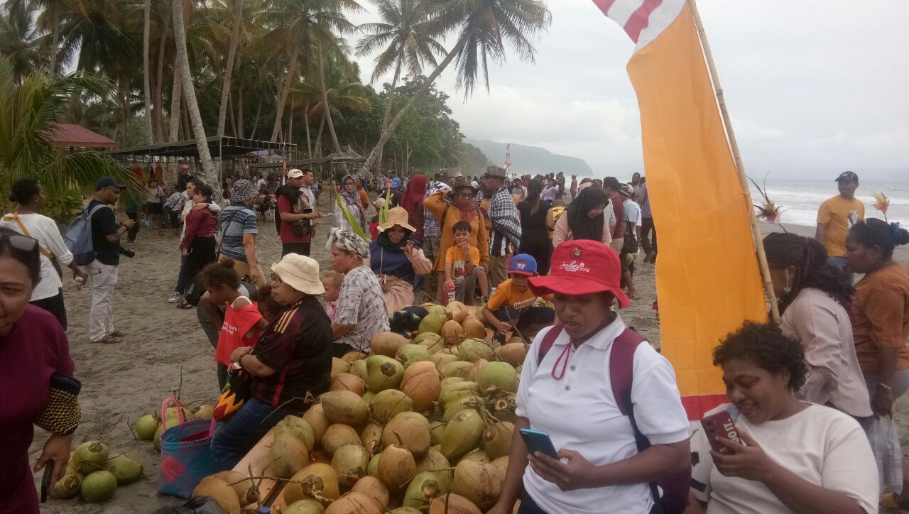 Festival kelapa muda di Pantai Skouw Yambe, Kota Jayapura pada Sabtu, 9 September 2023