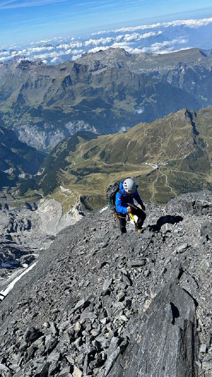 Tim yang terdiri atas personel Wanadri yang didukung Eiger Adventure menuju puncak gunung Eiger (3.967 mdpl), Rabu 6 September 2023.