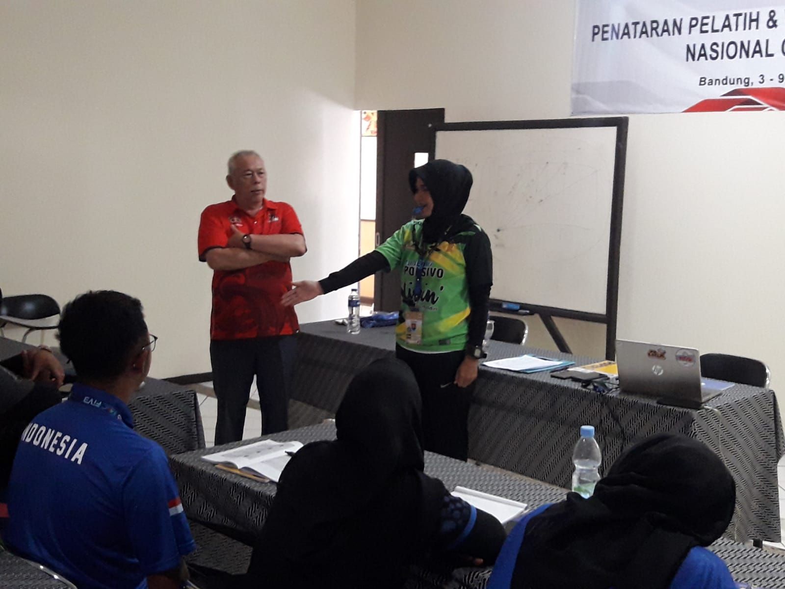 Salah seorang peserta penataran wasit mempraktekan gerakan aba aba wasit dihadapan para peserta dan guru pengajar  Drs Rudy Dwiprana.