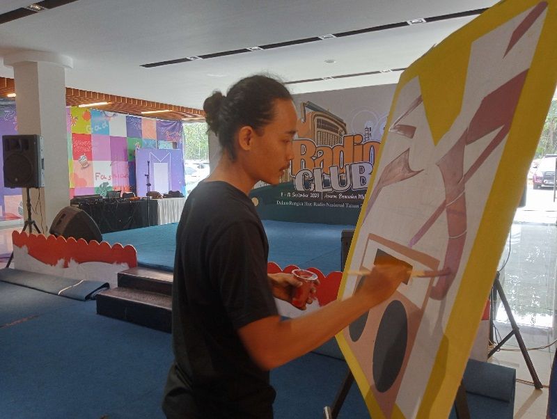 Yitno, salah satu seniman Bengkulu yang melukis kenangan Radio Era Retro di Bencoolen Mal/RRI/