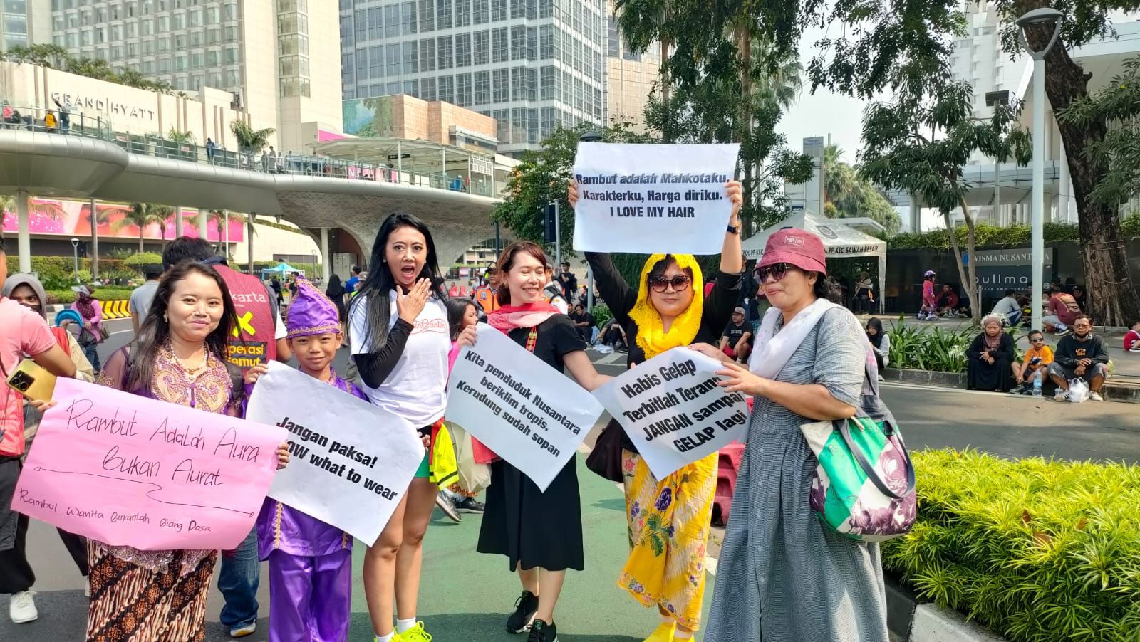 Aksi Komunitas Serumpun Bakung di Area CFD Jakarta Beri Dukungan Moral Siswi SMPN 1 Lamongan