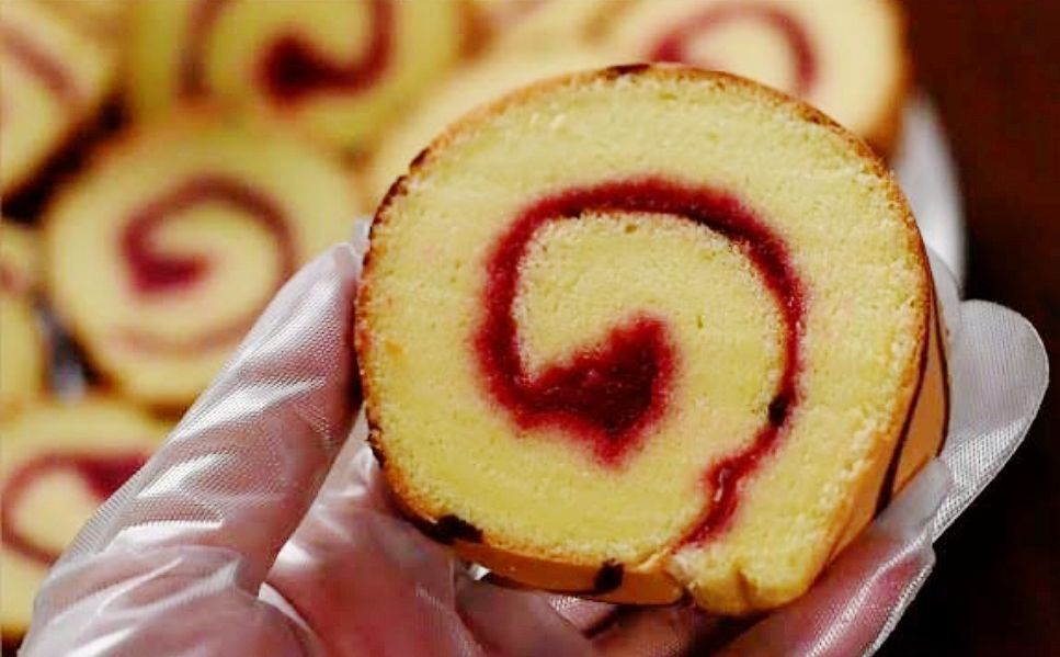 Roll cake isian selai strawberry
