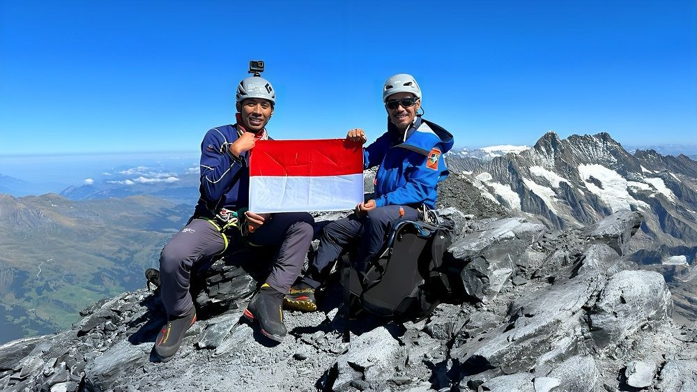 Tim ekspedisi Alpine Trilogy berhasil mengibarkan bendera Merah Putih di puncak Gunung Eiger 3.967 Mdpl, Swiss, Rabu 6 September 2023./ dok. Eiger Adventure