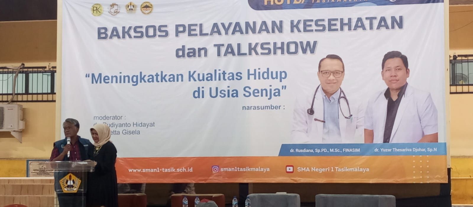 Kepala Dinas Kesehatan saat memberi sambutan bersama Hj. Evi Suhadningsih, M.Pd yang merupakan salah seorang tenaga pengajarnya. *