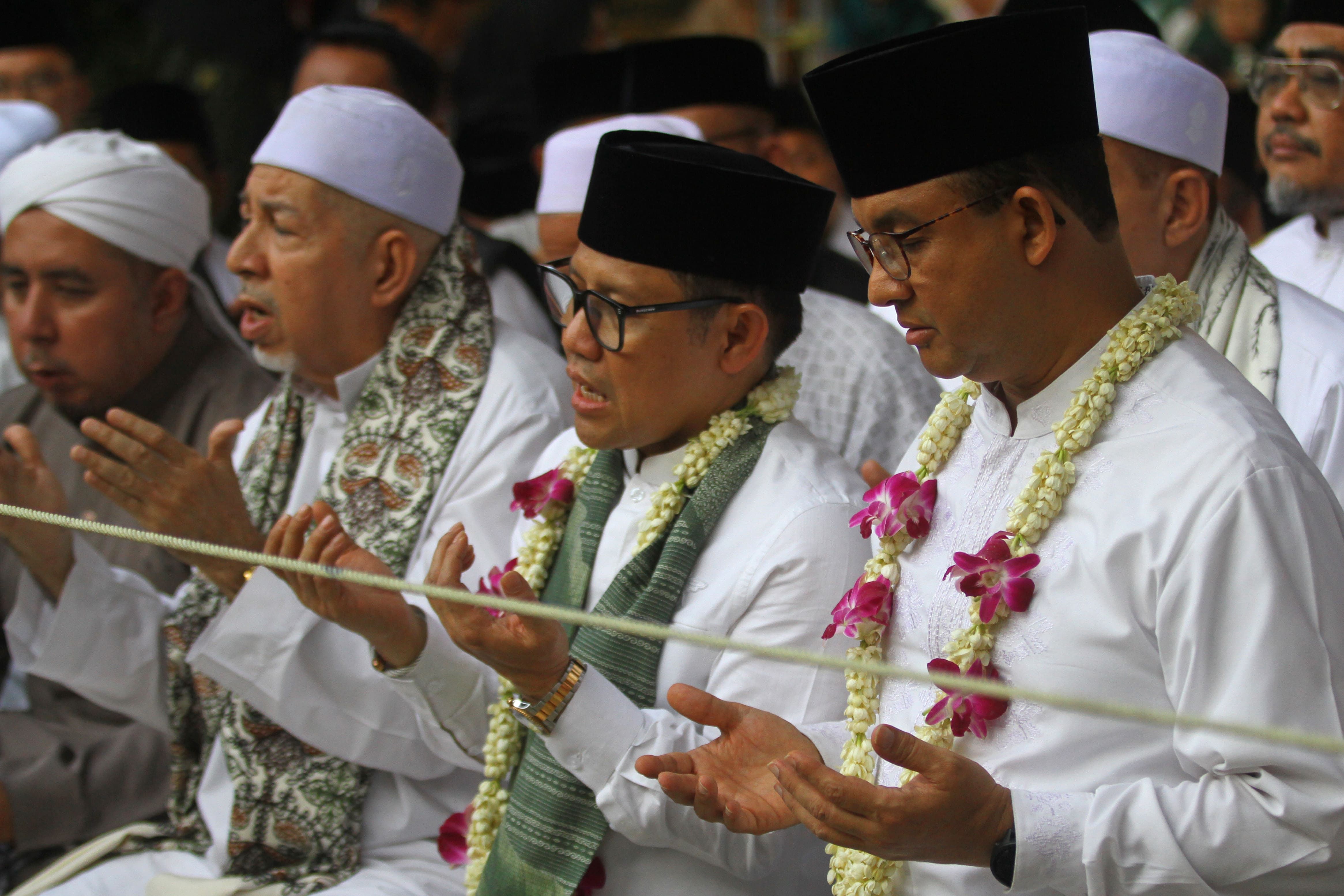 Bacapres Anies Baswedan (kanan) dan Bacawapres Muhaimin Iskandar (kedua kanan) serta ulama Habib Najib Al-Haddad (kedua kiri) berdoa di Makam Sunan Ampel di Surabaya, Jawa Timur, Sabtu, 9 September 2023.