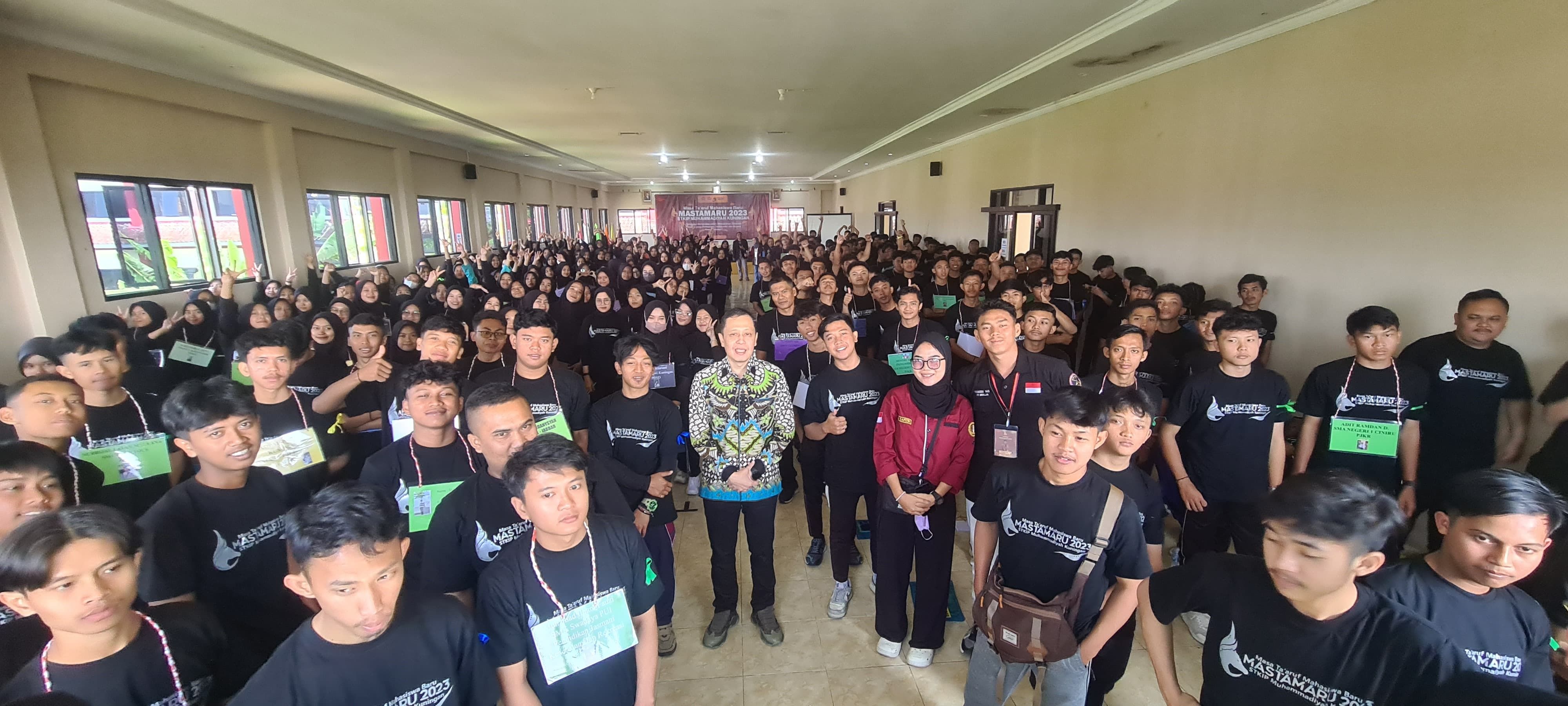 Tokoh Muda Kuningan, Arya Permana Graha memberikan motivasi kepada ratusan mahasiswa STKIP Muhammdiyah Kuningan yang tengah mengikuti kegiatan ta'aruf.