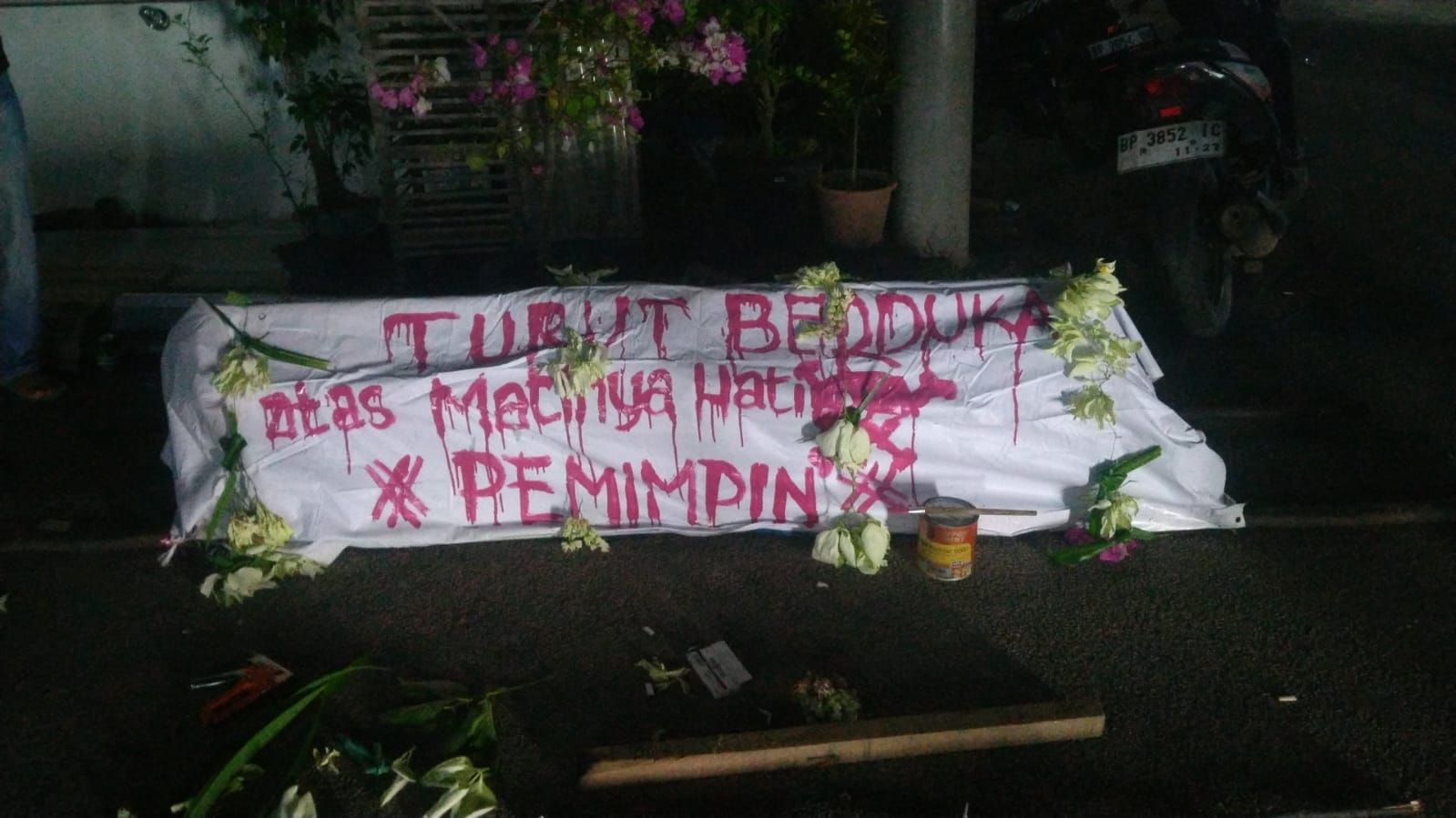 Warga Cipta Green Mansion Tanjung Pinggir Batam memprotes SPAM Batam mati air melalui keranda mayat.