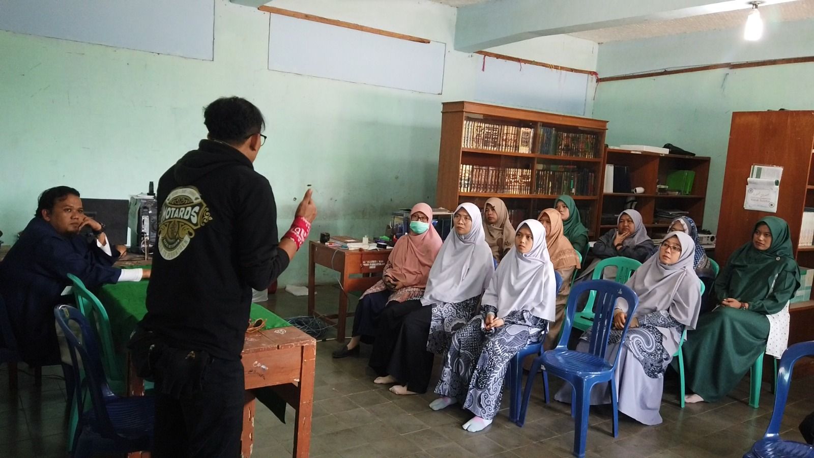 Dr Rosihan Fahmi ketika berdiskusi dengan para guru di pesantren Pangatikan
