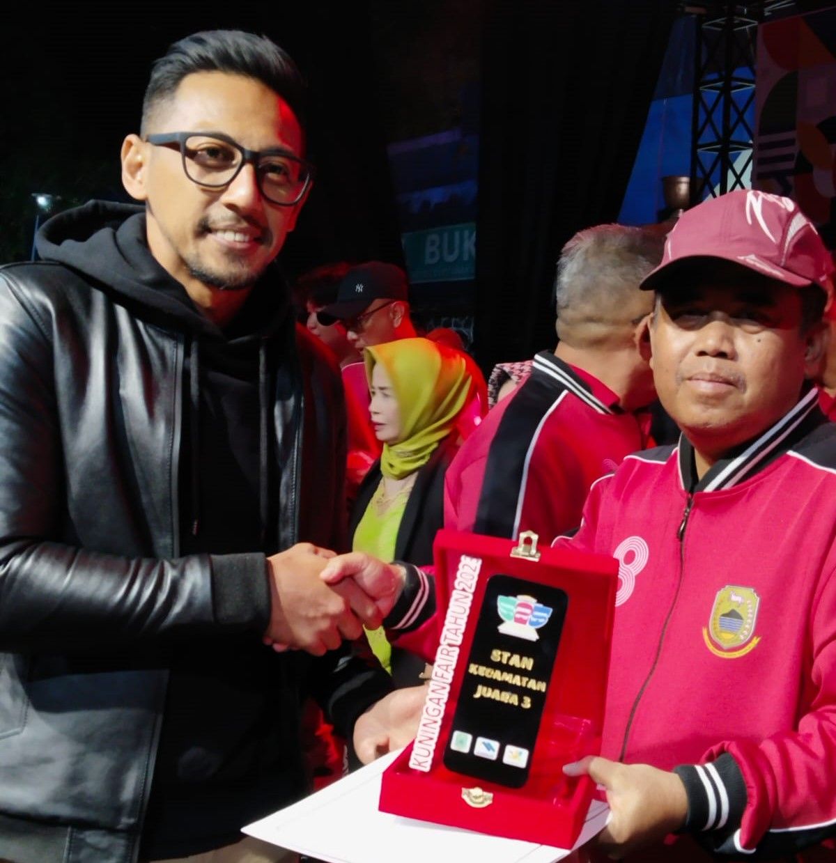 Camat Garawangi menerima tropi sebagai juara ke-3 Stand Pameran Pembangunan terbaik.